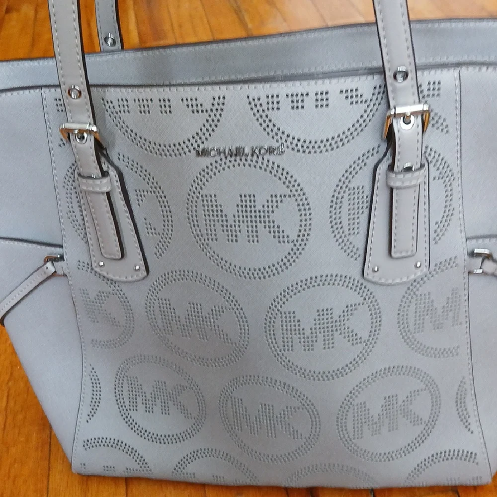 Michael Kors Voyager East West Tote - Picture 4 of 9
